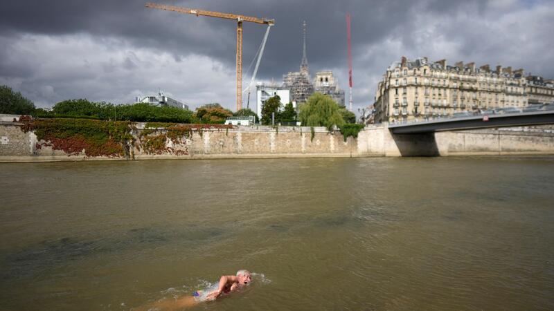 Die Freiwasserschwimmer sollen in der Seine ihre Olympiasieger ermitteln.