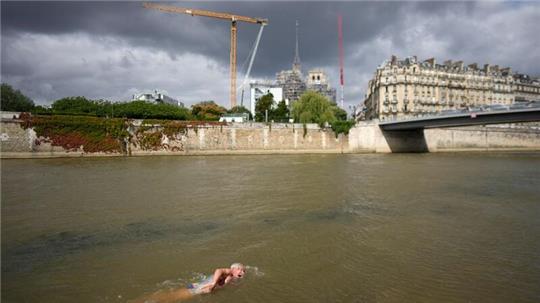 Die Freiwasserschwimmer sollen in der Seine ihre Olympiasieger ermitteln.