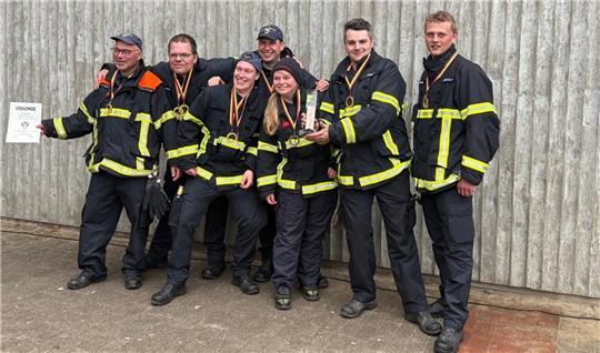 Die Freiwillige Feuerwehr Neuenfelde-Süd (2) belegte den ersten Platz beim Blütenmarsch der Ortsfeuerwehr Jork.