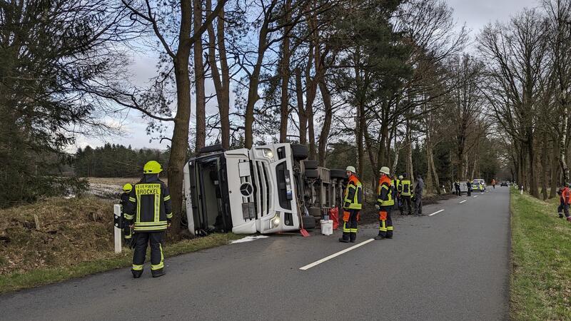 Zu nass: Tanklastzug kippt im Stader Nachbarkreis um Die Freiwillige Feuerwehr Samtgemeinde Bothel war alarmiert worden, weil aus dem beschädigten Lkw Betriebsstoffe ausliefen.