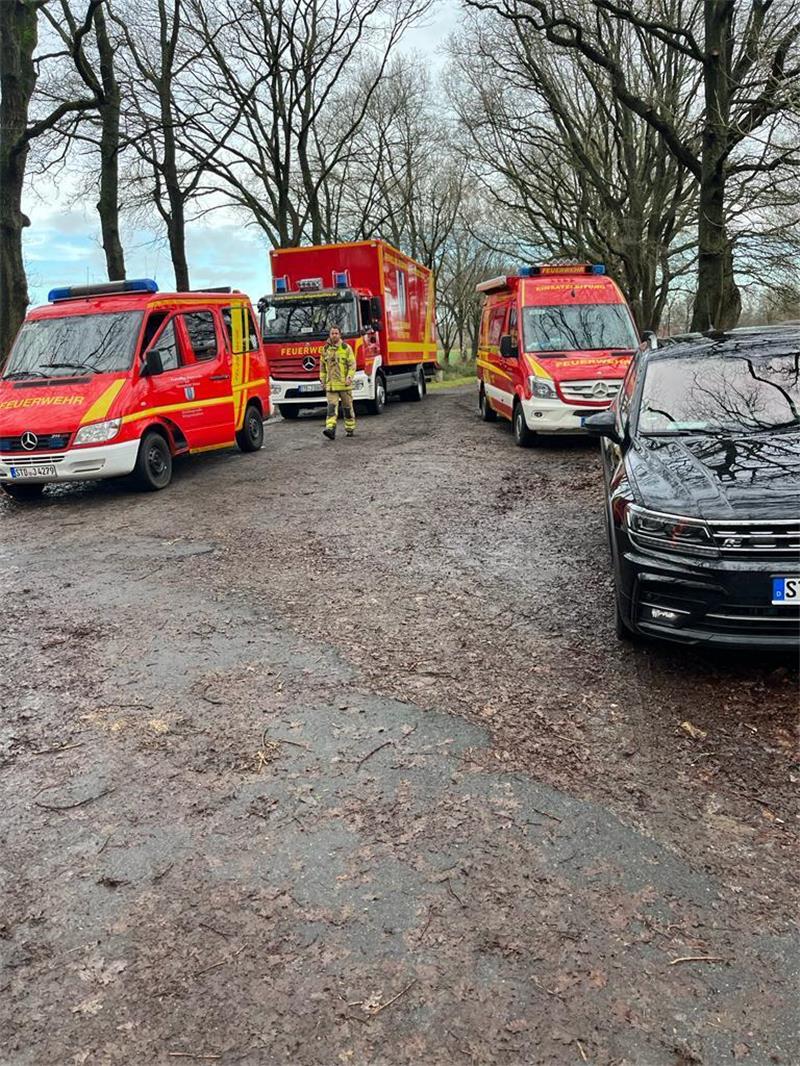 Lkw-Tank defekt: Umweltalarm in Stade-Wiepenkathen Die Freiwillige Feuerwehr Wiepenkathen war drei Stunden im Einsatz. Auch das Umweltamt des Landkreises wurde informiert. Foto: Feuerwehr Wiepenkathen