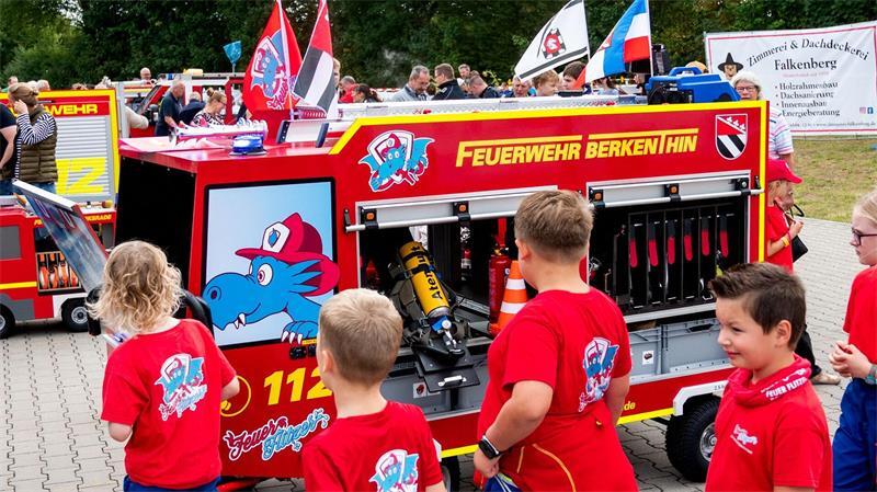 Die Freiwillige Feuerwehr in Berkenthin hat Kinder und Erwachsene zum zweiten Mini-Feuerwehrauto-Treffen in Deutschland eingeladen. 