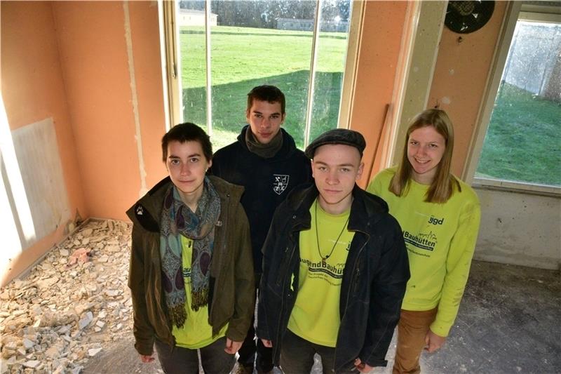 Jugendbauhütte in Sandbostel: Kein alltäglicher Arbeitsplatz Die Freiwilligen in der Denkmalpflege an der Arbeitsstätte: Johanna Klocke, Johann Holst, Bennet Willmer und Tessa Lüdke (von links). Fotos: Beneke
