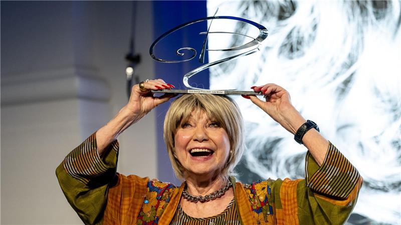 Die Freude ist ihr anzusehen: Judy Winter.