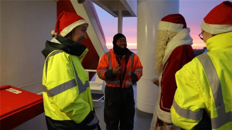 Die Freude über den Besuch des Weihnachtsmannes und die Geschenke war bei den Besatzungsmitgliedern groß.