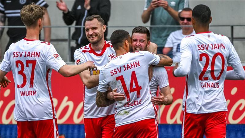 Die Freude war groß nach dem Regensburger 1:0 durch Christian Kühlwetter.