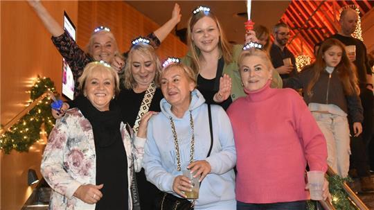 Die Freundinnen Sigrid, Carmen, Annika, Gaby und nochmal Gaby und Thekla finden es klasse, gemeinsam zu singen.