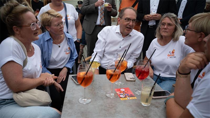 Die Freundinnen, die sich regelmäßig treffen, nehmen Bundesinnenminister Alexander Dobrindt (CSU) in ihre Mitte.