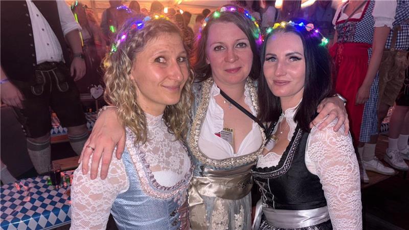Das Dorf bebt: Revenahe feiert sein Oktoberfest mit Bier und Herzblut Die Freundinnen wollen nächstes Jahr wiederkommen (von links): Lisa Schön, Sabrina Reusner und Sofia Rehberg.