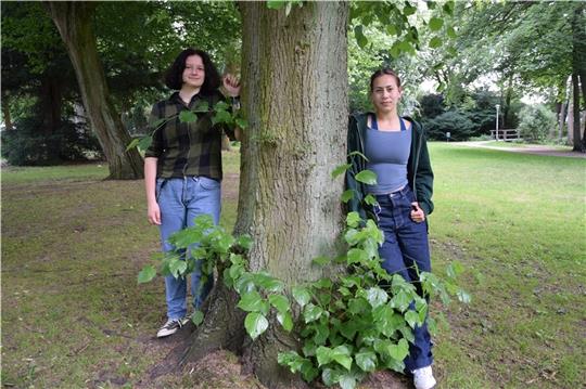 Die Fridays-for-Future-Aktivistinnen Charlotte Freudenthal (links) und Mascha Richter im Buxtehuder Stadtpark Foto: Sulzyc