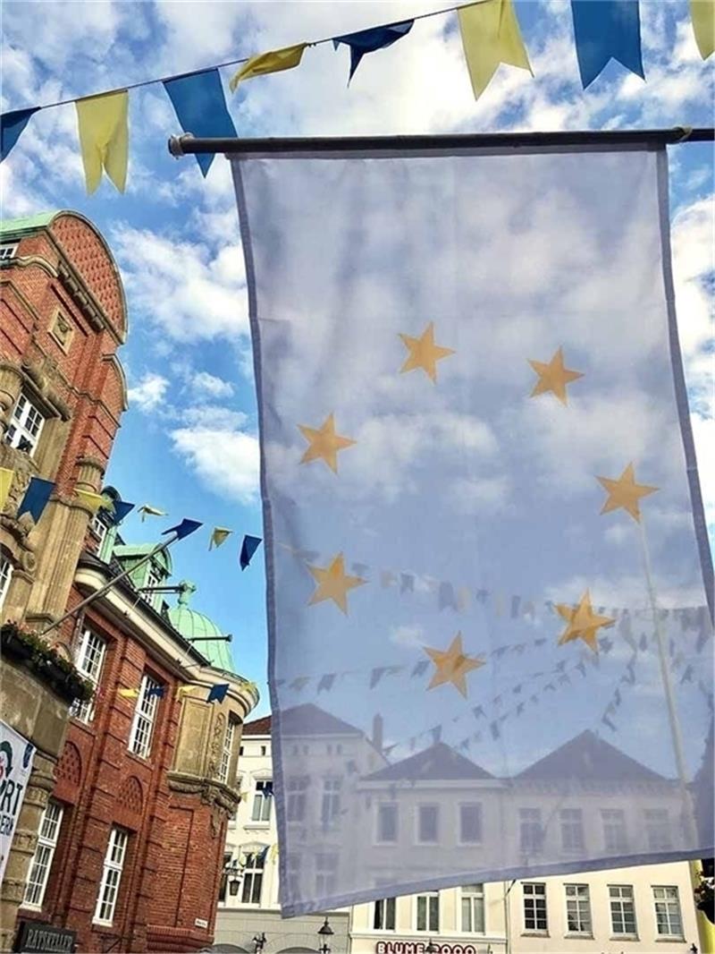 Die Friedensflagge weht in Buxtehude. Foto: Dennis Williamson