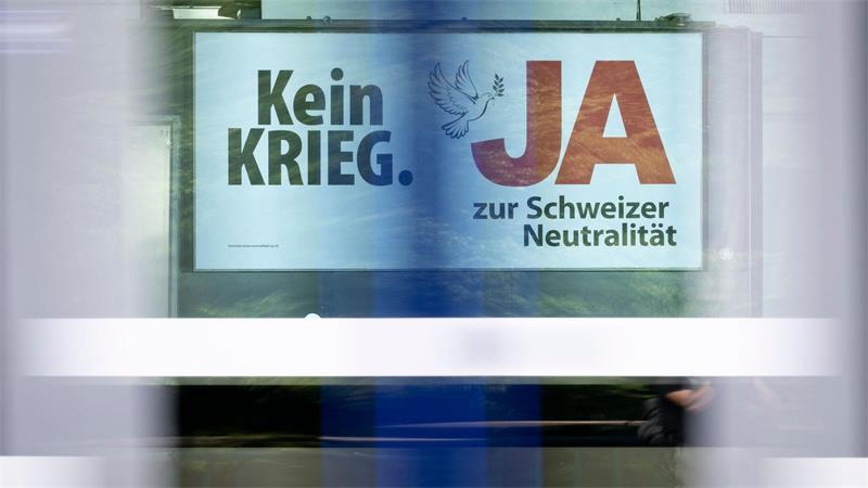 Schweizer lehnen Abschottung durch strikte Neutralität ab Die Friedenstaube auf den Plakaten hat Gegner auf die Palme gebracht (Archivbild)