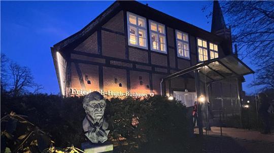 Die Friedrich-Huth-Bücherei soll mehr Raum im Obergeschoss bekommen.