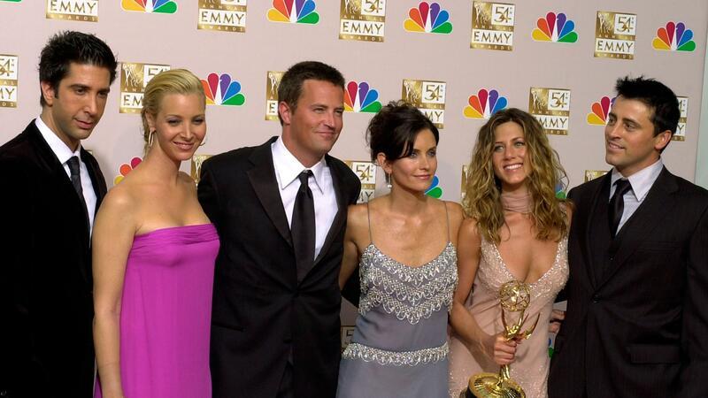 Sein größter Erfolg war „Friends“: Matthew Perry gestorben Die Friends“-Stars David Schwimmer (l-r), Lisa Kudrow, Matthew Perry, Courteney Cox, Jennifer Aniston und Matt LeBlanc bei den 54. Primetime Emmy Awards in Los Angeles (2002).