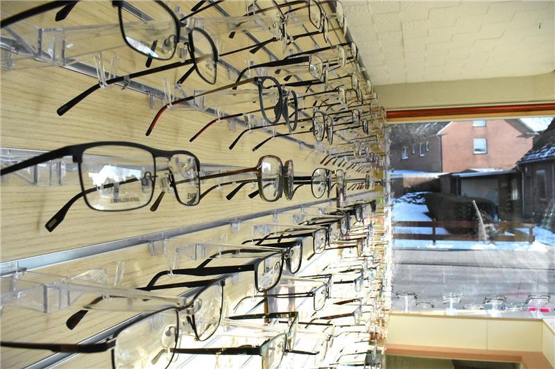 Ein Regal mit Brillen.