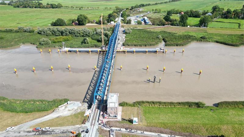 Neustart für Bahnverkehr zwischen Leer und Groningen Die Friesenbrücke über die Ems ist Teil der neuen Bahnstrecke Leer-Groningen. (Archivbild)