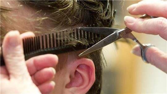 Die Friseurbranche steht durch neue Regelungen unter Druck.