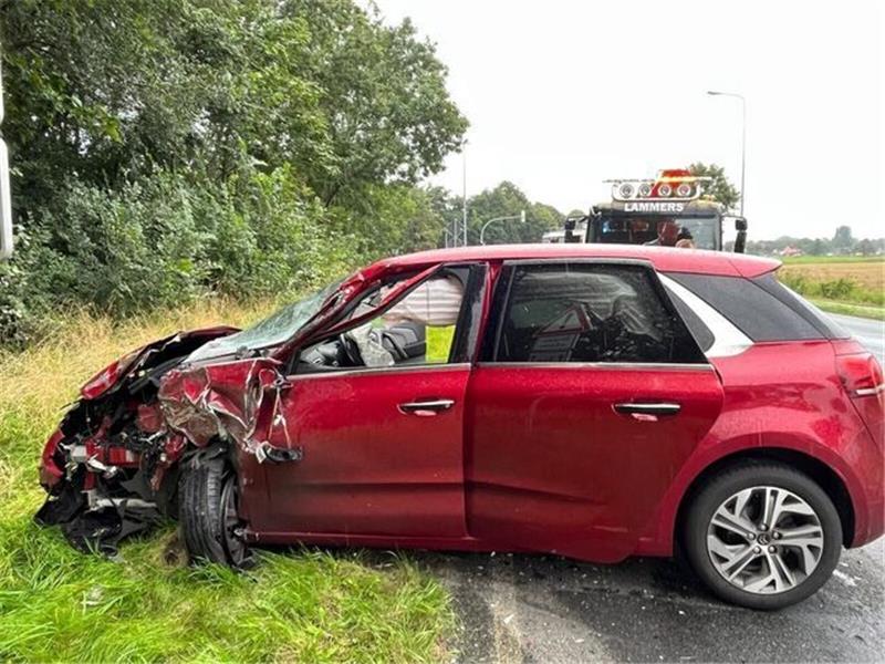 Die Front des Autos wurde schwer beschädigt. Foto: Grell