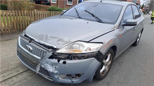 Die Front des Ford Mondeo wurde bei dem Unfall in Ahlerstedt beschädigt.