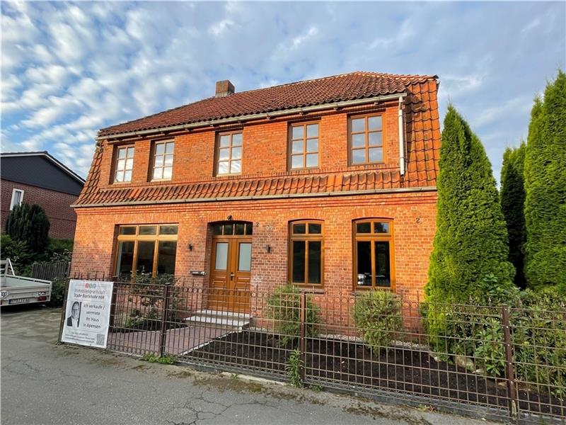 Sanieren statt abreißen: Historisches Haus in Apensen bleibt erhalten Die Front des Hauses am Alten Schulsteig mit den neu angefertigten Fenstern und der Tür im alten Stil. Die Nebengebäude sind nicht zu sehen.