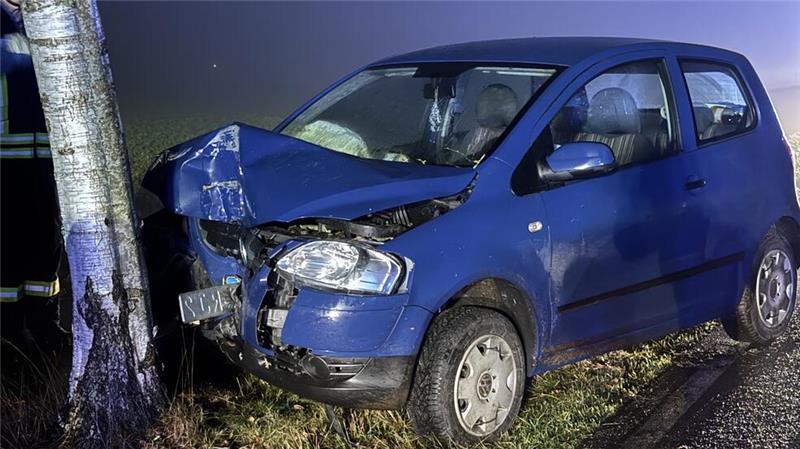 28-Jähriger prallt bei Kutenholz gegen Baum – verletzt Die Front des VW Fox wurde stark beschädigt.