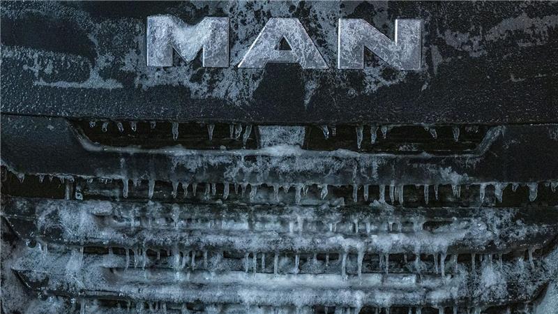 Die Front eines Lastwagens in Straubing ist von einer Eisschicht überzogen.