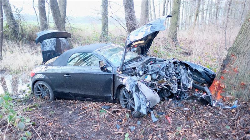 Die Frontpartie des Audi-Cabios wurde bei dem Unfall komplett zerstört. Foto: Hillyer-Funke/Feuerwehren Samtgemeinde Oldendorf-Himmelpforten