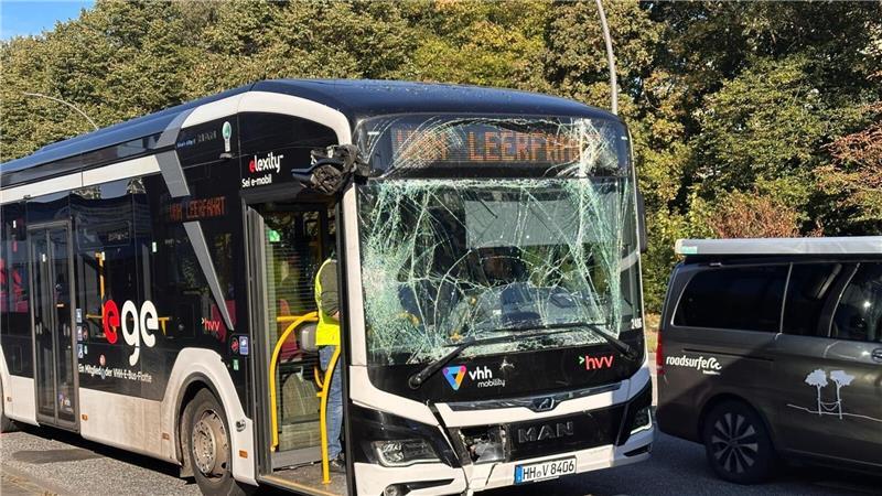 Ein Linienbus mit kaputer Scheibe steht an der Unfallsteller, der Osdorfer Landstraße. Am frühen Morgen sind zwei Busse in Hamburg zusammengestoßen