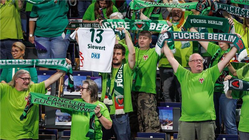 Die Füchse-Fans bedanken sich bei Stefan Kretzschmar und Jaron Siewert. 