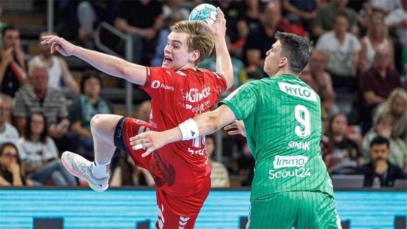 Die Füchse (r.) im Duell mit Melsungen. 