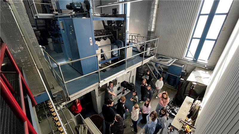 15 Schülerinnen und Schüler erhalten spannende Einblicke beim TAGEBLATT Die Führung durch die Druckerei gehört zu den Highlights beim TAGEBLATT-Besuch.