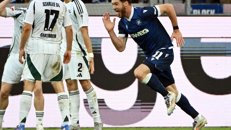 Nächster Rückschlag für Schalke - KSC an der Spitze Die Führung für den KSC: Budu Siwsiwadse (r.) nutzt das Chaos in der Schalker Abwehr.