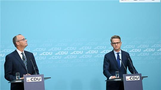 Die Führungsgremien von CDU und CSU haben die Kanzlerkandidatur von Merz einhellig bestätigt.