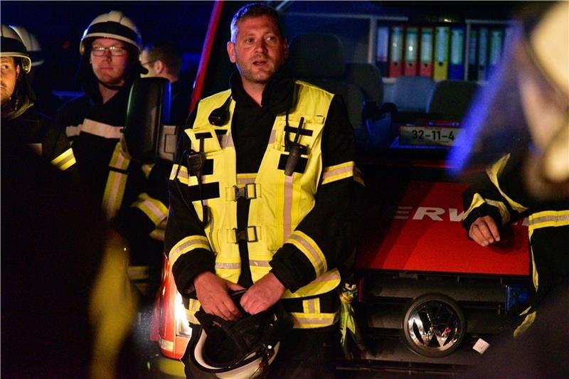 Feuer vernichtet landwirtschaftliches Anwesen in Kutenholz Die Führungskräfte besprechen sich: Ortsbrandmeister Danny Waltersdorf aus Kutenholz hat die Einsatzleitung inne.