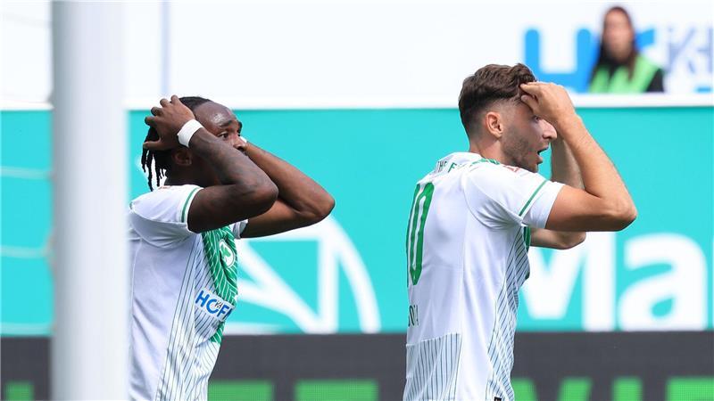 Kiel feiert in Fürth den ersten Saisonsieg Die Fürther Angreifer Noel Futkeu (l) und Branimir Hrgota hadern nach einer vergebenen Chance.
