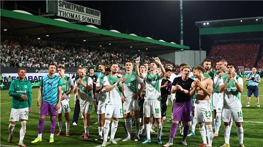 Die Fürther Spieler feierten den Erfolg in der Relegation.