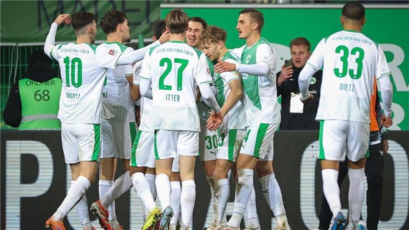 Hertha BSC verspielt Führung - Nächstes Fürther Comeback Die Fürther stecken gegen Hertha niemals auf.