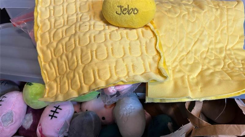 Die Füßchen der Krabbe müssen alle einzeln angenäht werden. Hier sind sie auf dem Stickbogen noch nicht einzeln ausgeschnitten.