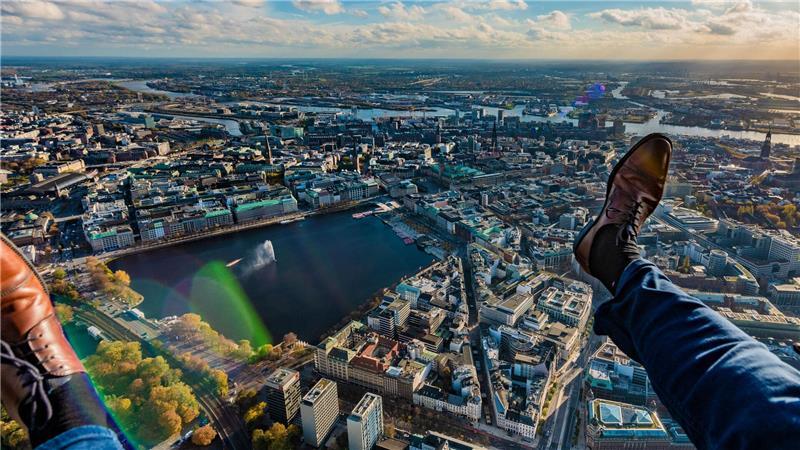 Das sind Martin Elsens vier Lieblingsbilder aus der Luft Die Füße baumeln in der Luft, wenn Martin Elsen seine teils waghalsigen Aufnahmen in schwindelerregender Höhe macht - wie hier über der Alster.