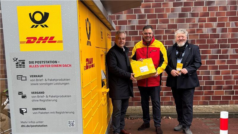 Die Funktionsweise wird erläutert: Jörn-Hinnerk Abbe, Thorn Schütt und Dieter Holzmann bei der neuen Poststation bei Edeka Tiedemann in Hammah. Foto: M. Wintjen/Deutsche Post