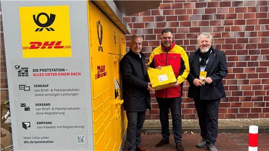 Die Funktionsweise wird erläutert: Jörn-Hinnerk Abbe, Thorn Schütt und Dieter Holzmann bei der neuen Poststation bei Edeka Tiedemann in Hammah. Foto: M. Wintjen/Deutsche Post