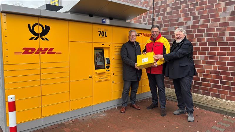 Rund um die Uhr: Neue Poststation in Hammah Die Funktionsweise wird erläutert: Jörn-Hinnerk Abbe, Thorn Schütt und Dieter Holzmann bei der neuen Poststation bei Edeka Tiedemann in Hammah.