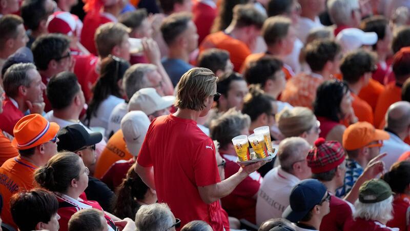 Die Fußball-EM hatte Veltins zufolge keinen positiven Effekt auf den Bierabsatz in Deutschland. (Symbolbild)