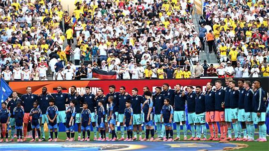 Die Fußball-Nationalmannschaft steht beim Abspielen der Nationalhymne am Mittelkreis. 