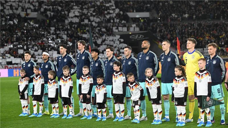 Die Fußball-Nationalmannschaft steht vor dem Spiel gegen Ghana auf dem Platz. 