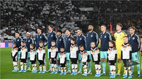 Die Fußball-Nationalmannschaft steht vor dem Spiel gegen Ghana auf dem Platz. 