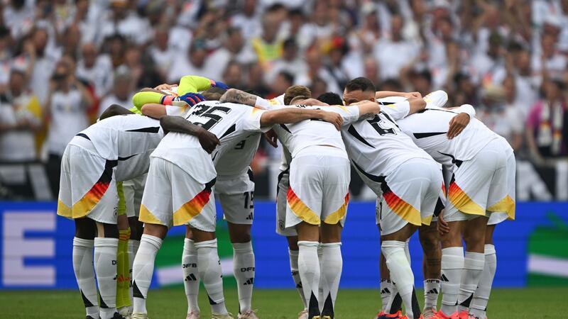 Die Fußball-Nationalspieler schwören sich Teamkreis ein. 