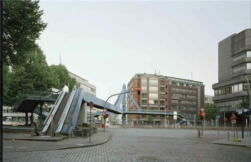 Die Fußgängerbrücke überquert die sechsspurige Willy-Brandt-Straße und verbindet die Innenstadt mit Speicherstadt und Hafencity. Foto: Denkmalverein Hamburg