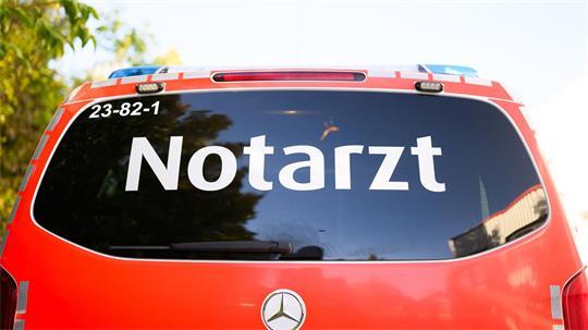 Die Fußgängerin wurde mit einem Rettungswagen ins Krankenhaus gebracht. (Symbolbild)