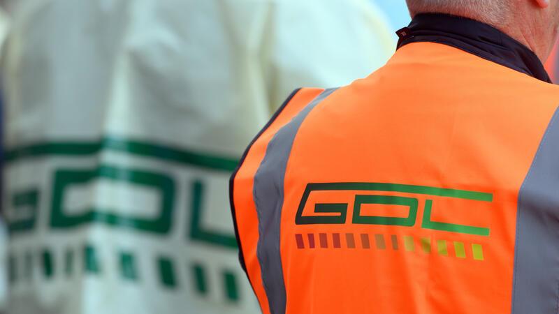 Doch kein Bahn-Streik? Lokführer verklagt - Das sind die Folgen Während einer Kundgebung der Gewerkschaft Deutscher Lokomotivführer (GDL) vor dem Hauptbahnhof tragen die Teilnehmer Westen mit der Aufschrift "GDL".
